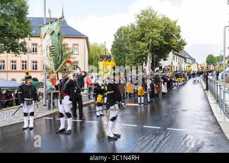 Bergstreittag 2025 a Schneeberg, stolz tragen die Bergmänner aller Gewerke ihren habit an diesem traditionellen Tag, Große Bergparade von Neustädtel Foto Stock