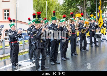 Bergstreittag 2025 a Schneeberg, stolz tragen die Bergmänner aller Gewerke ihren habit an diesem traditionellen Tag, Große Bergparade von Neustädtel Foto Stock