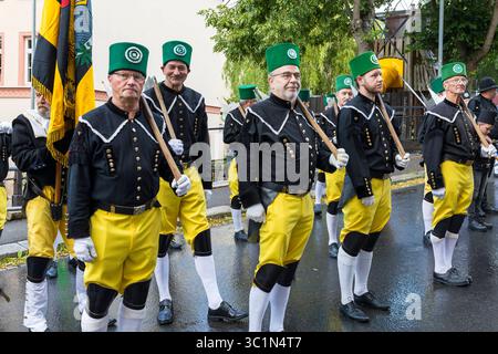 Bergstreittag 2025 a Schneeberg, stolz tragen die Bergmänner aller Gewerke ihren habit an diesem traditionellen Tag, Große Bergparade von Neustädtel Foto Stock