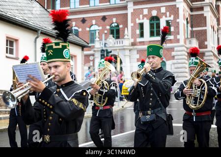 Bergstreittag 2025 a Schneeberg, stolz tragen die Bergmänner aller Gewerke ihren habit an diesem traditionellen Tag, Große Bergparade von Neustädtel Foto Stock
