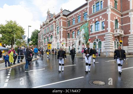 Bergstreittag 2025 a Schneeberg, stolz tragen die Bergmänner aller Gewerke ihren habit an diesem traditionellen Tag, Große Bergparade von Neustädtel Foto Stock