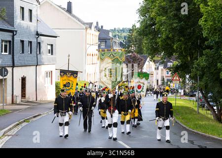 Bergstreittag 2025 a Schneeberg, stolz tragen die Bergmänner aller Gewerke ihren habit an diesem traditionellen Tag, Große Bergparade von Neustädtel Foto Stock