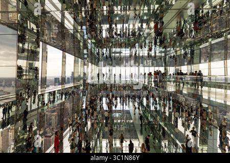 New York, Stati Uniti - 07 giugno 2024: Vista della sala speculare del Summit One Vanderbilt, che riflette una gamma vertiginosa di visitatori e paesaggi urbani, cr Foto Stock