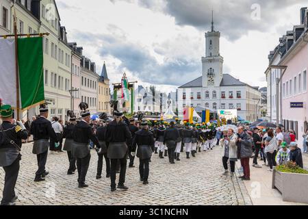 Bergstreittag 2025 a Schneeberg, stolz tragen die Bergmänner aller Gewerke ihren habit an diesem traditionellen Tag, Große Bergparade von Neustädtel Foto Stock