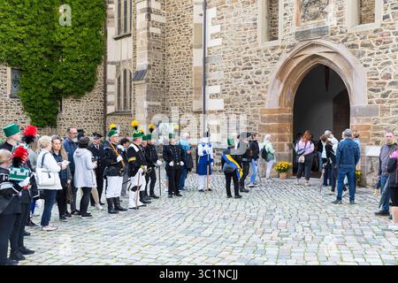 Bergstreittag 2025 a Schneeberg, stolz tragen die Bergmänner aller Gewerke ihren habit an diesem traditionellen Tag, Große Bergparade von Neustädtel Foto Stock