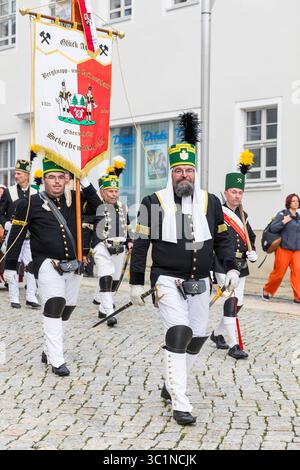 Bergstreittag 2025 a Schneeberg, stolz tragen die Bergmänner aller Gewerke ihren habit an diesem traditionellen Tag, Große Bergparade von Neustädtel Foto Stock