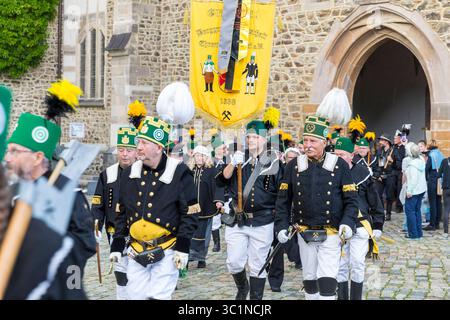 Bergstreittag 2025 a Schneeberg, stolz tragen die Bergmänner aller Gewerke ihren habit an diesem traditionellen Tag, Große Bergparade von Neustädtel Foto Stock