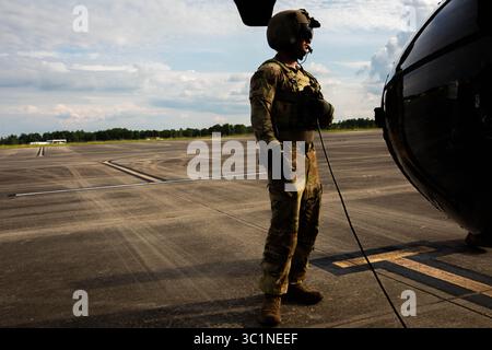 Un paracadutista assegnato alla 82nd Airborne Division Combat Aviation Brigade conduce ispezioni pre-volo a supporto di Devil Avalanche, Fort Bragg, Carolina del Nord, 22 luglio 2025. Le ispezioni pre-volo prevedono un attento controllo dei sistemi, dei componenti e delle attrezzature di sicurezza dell'aeromobile per garantire il corretto funzionamento e la disponibilità prima del decollo. (Foto dell'esercito degli Stati Uniti del sergente Jose Segarra) Foto Stock