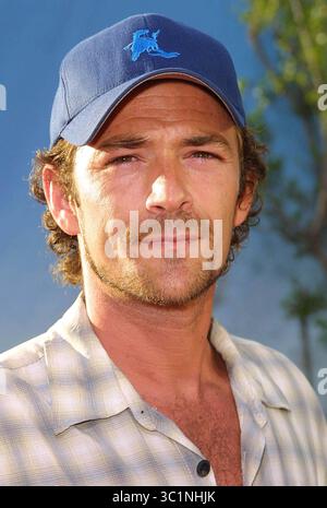 L'attore LUKE PERRY (11 ottobre 1966 - 4 marzo 2019), meglio conosciuto per i suoi ruoli nelle serie televisive "Beverly Hills 90210" e "Riverdale", è morto lunedì all'età di 52 anni dopo aver subito un grave ictus la scorsa settimana. NELLA FOTO: 11 agosto 2003 - Los Angeles, California, Stati Uniti - l'attore LUKE PERRY partecipa alla prima del film "Opne Range", tenutosi all'Arclight Cinerama Dome. (Immagine di credito: © Globe Photos/ZUMAPRESS.com) Foto Stock
