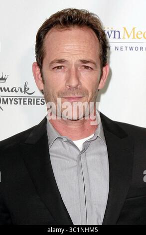 L'attore LUKE PERRY (11 ottobre 1966 - 4 marzo 2019), meglio conosciuto per i suoi ruoli nelle serie televisive "Beverly Hills 90210" e "Riverdale", è morto lunedì all'età di 52 anni dopo aver subito un grave ictus la scorsa settimana. NELLA FOTO: 4 novembre 2014 - Hollywood, California, Stati Uniti - LUKE PERRY partecipa a Hallmark Channel's Annual Holiday Premiere Screening di 'Northpole' tenutosi al ristorante la Piazza. (Immagine di credito: © Theresa Bouche/AdMedia via ZUMA Wire) Foto Stock