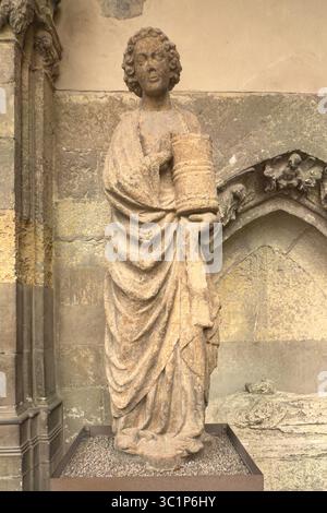 Antica statua di San Giovanni Battista con agnello nella cattedrale gotica Foto Stock