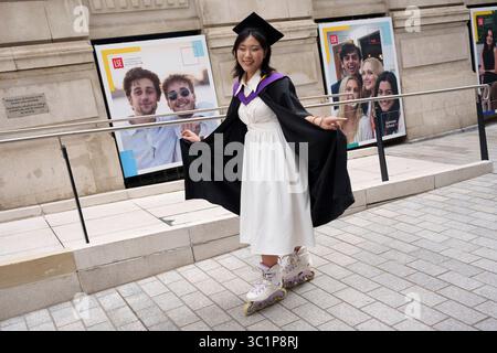 Laureata alla London School of Economics (LSE), pattina attraverso il campus universitario, il 22 luglio 2025, a Londra, Inghilterra. Foto Stock