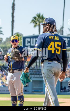 Il lanciatore di rilievo dei Milwaukee Brewers Abner Uribe (45) ottiene l'Out nel nono inning durante una partita della Major League Baseball al Dodger Stadium domenica 20 luglio 2025 a Los Angeles, California. I Brewers sconfissero i Dodgers 6-5. (Aliyah Navarro/immagine dello sport) Foto Stock