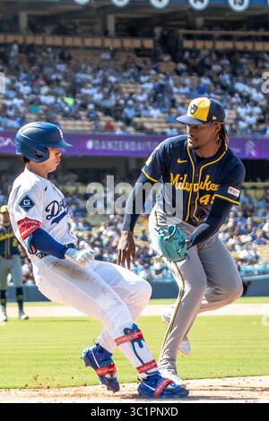Il lanciatore di rilievo dei Milwaukee Brewers Abner Uribe (45) ottiene l'Out nel nono inning durante una partita della Major League Baseball al Dodger Stadium domenica 20 luglio 2025 a Los Angeles, California. I Brewers sconfissero i Dodgers 6-5. (Aliyah Navarro/immagine dello sport) Foto Stock