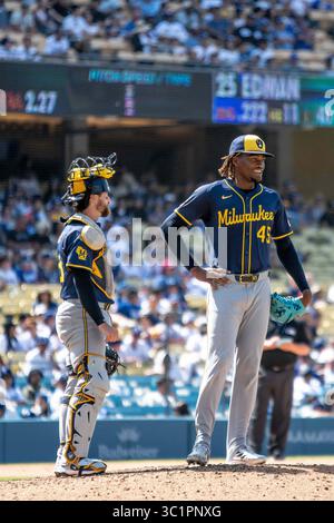 Abner Uribe (45) lanciatore di rilievo dei Milwaukee Brewers dopo aver ottenuto il secon nel nono inning durante una partita della Major League Baseball al Dodger Stadium domenica 20 luglio 2025 a Los Angeles, California. I Brewers sconfissero i Dodgers 6-5. (Aliyah Navarro/immagine dello sport) Foto Stock