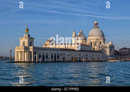 Punta della Dogana e Basilica di Santa Maria della salute a Dorsoduro, città di Venezia in Italia. Foto Stock