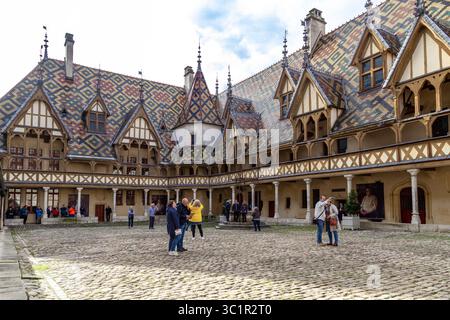BEAUNE, FRANCIA - 31 OTTOBRE 2023: L'Hotel Dieu è un ospedale medievale che è uno dei capolavori dell'architettura gotica medievale borgognona. Foto Stock