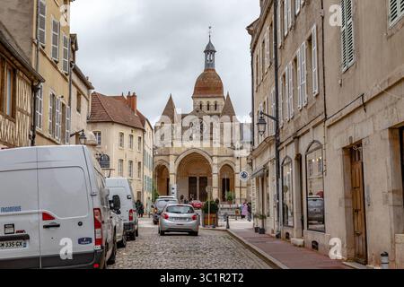 BEAUNE, FRANCIA - 31 OTTOBRE 2023: Questo è il passaggio per l'antica basilica di nostra Signora (XIII secolo). Foto Stock