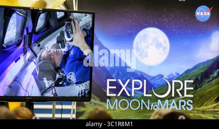 11 marzo 2019 - Kennedy Space Center, FL, USA - seduta all'interno di un prototipo della capsula Orion, l'astronauta della NASA Karen Nyberg tiene una roccia lunare mentre parla l'amministratore della NASA Jim Bridenstine e un pubblico al Kennedy Space Center, via teleconferenza dal Johnson Space Center, mentre Bridenstine aggiorna i piani per le missioni lunari e Marte, in una conferenza stampa al Kennedy Space Center, lunedì 11 marzo 2019. (Immagine di credito: © Joe Burbank/Orlando Sentinel/TNS tramite filo ZUMA) Foto Stock