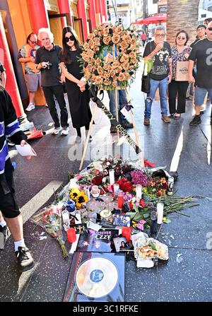 Hollywood, Stati Uniti. 22 luglio 2025. Fiori commemorativi sulla Hollywood Walk of Fame Star di Ozzy Ozbourne il 22 luglio 2025 a Hollywood, CA. © Starbuck/ credito: AFF/Alamy Live News Foto Stock