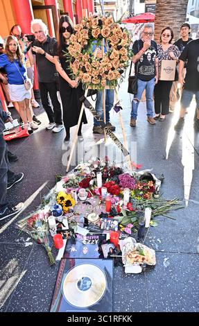Hollywood, Stati Uniti. 22 luglio 2025. Fiori commemorativi sulla Hollywood Walk of Fame Star di Ozzy Ozbourne il 22 luglio 2025 a Hollywood, CA. © Starbuck/ credito: AFF/Alamy Live News Foto Stock