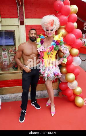 Joel Wieneke und Olivia Jones bei der Olivia Jones & Kult Kieztouren Sommerparty in der großen Freiheit 27. Amburgo, 22.07.2025 *** Joel Wieneke e Olivia Jones alla festa estiva Olivia Jones Kult Kieztouren a Große Freiheit 27 Amburgo, 22 07 2025 foto:xgbrcix/xFuturexImagex jones 5760 Foto Stock