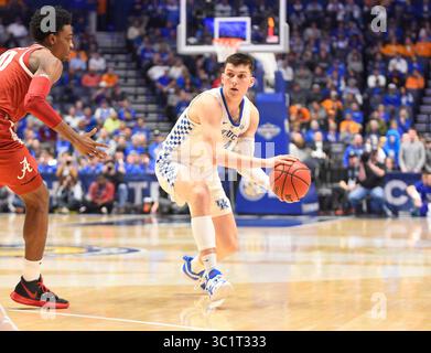 15 marzo 2019; la guardia dei Kentucky Wildcats Tyler Herro (14) passa la palla contro gli Alabama Crimson Tide durante una partita di campionato della SEC tra gli Alabama Crimson Tide e Kentucky Wildcats alla Bridgestone Arena di Nashville (credito fotografico obbligatorio: Steve Roberts/Cal Sport Media) (Credit Image: &Copy; Steve Roberts/Cal Sport Media/CSM via ZUMA Wire) Foto Stock