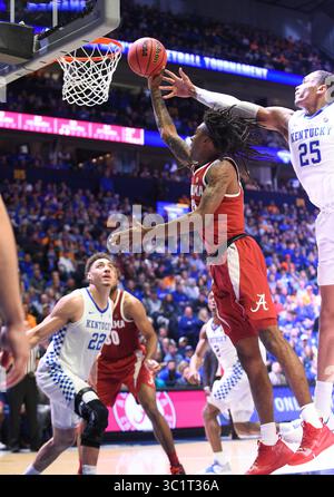 15 marzo 2019; la guardia di Alabama Crimson Tide Dazon Ingram (12) spara sull'attaccante dei Kentucky Wildcats PJ Washington (25) contro i Kentucky Wildcats durante una partita della serie di campionato SEC tra Alabama Crimson Tide e Kentucky Wildcats alla Bridgestone Arena di Nashville, TN (credito fotografico obbligatorio: Steve Roberts/Cal Sport Media) (credito immagine: &Copy; Steve Roberts/Cal Sport Media/CSM via ZUMA Wire) Foto Stock