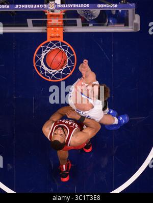 15 marzo 2019; l'attaccante dei Kentucky Wildcats Reid Travis (22) mette la palla contro gli Alabama Crimson Tidedurante una partita di campionato SEC tra Alabama Crimson Tide e Kentucky Wildcats alla Bridgestone Arena di Nashville, TN (credito fotografico obbligatorio: Steve Roberts/Cal Sport Media) (Credit Image: &Copy; Steve Roberts/Cal Sport Media/CSM via ZUMA Wire) Foto Stock