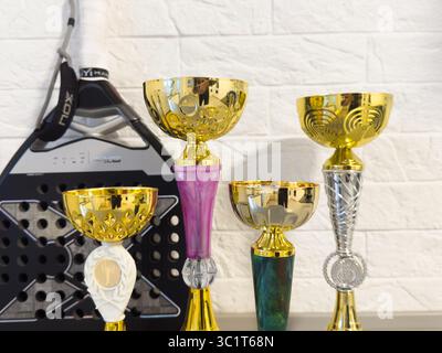 23 gennaio 2025, Kiev, Ucraina - Coppa d'oro con attrezzatura sportiva padel racket Foto Stock
