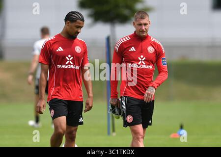 Duesseldorf, Germania. 21 luglio 2025. V.l.n.r. Kenneth Schmidt im Gespraech mit Jordy de Wijs ( beide fortuna Duesseldorf ). GER, Fussball, Zweite Bundesliga, Training, fortuna Duesseldorf Saison 2025/26, 21.07.2025 NORMATIVE DFL/DFB VIETANO QUALSIASI USO DI FOTOGRAFIE COME SEQUENZE DI IMMAGINI E/O QUASI-VIDEO foto: Eibner-Pressefoto/Thomas Thienel credito: dpa/Alamy Live News Foto Stock