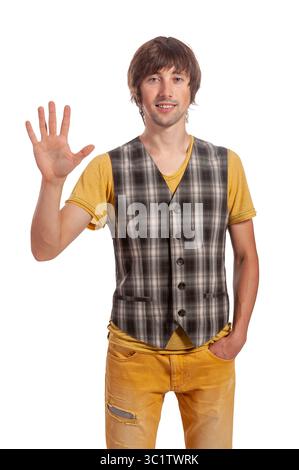 Il giovane ondeggia allegramente con un giubbotto a quadri e una camicia gialla brillante sorridendo. Foto Stock