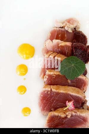 Bistecca di tonno isolata su fondo bianco. Specialità di pesce. Cibo sano. Direttamente sopra. Foto Stock
