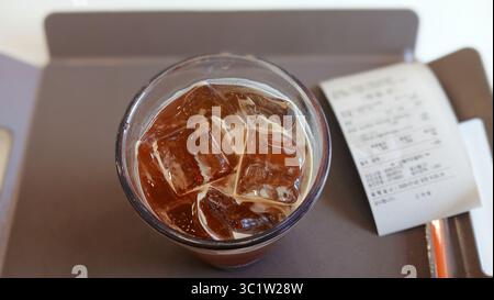 Primo piano di un rinfrescante bicchiere di caffè freddo su un tavolo Foto Stock