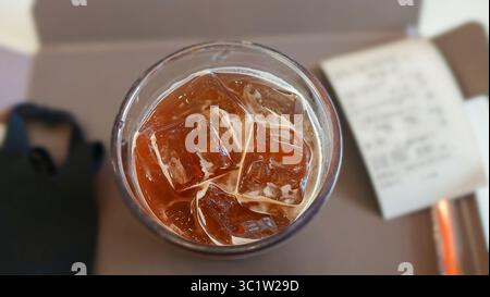Primo piano di un rinfrescante bicchiere di caffè freddo su un tavolo Foto Stock