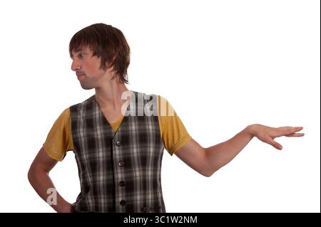 Una persona ha una posa sicura, sfoggiando uno stile e un atteggiamento unici con un tocco di eleganza. Foto Stock