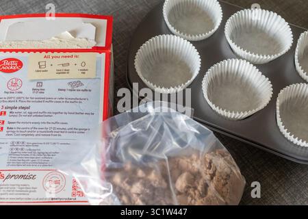 Teglia per muffin e astucci con un mix di muffin Betty Crocker Foto Stock