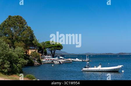 Barche nella baia di Porto Vecchio in Corsica, francia Foto Stock