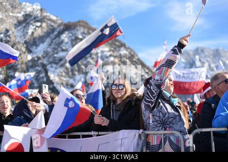 22 marzo 2019 - Planica, Slovenia - gli spettatori si divertono durante la competizione individuale Flying Hill della Coppa del mondo di salto con gli sci FIS a Planica. (Immagine di credito: © immagini Milos Vujinovic/SOPA tramite cavo ZUMA) Foto Stock
