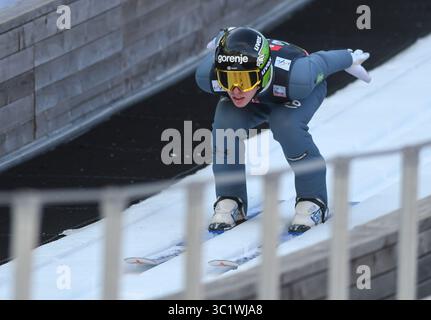 22 marzo 2019 - Planica, Slovenia - Timi Zajc della Slovenia visto in azione durante il round di prova della FIS Ski Jumping World Cup Flying Hill competizione individuale a Planica. (Immagine di credito: © immagini Milos Vujinovic/SOPA tramite cavo ZUMA) Foto Stock