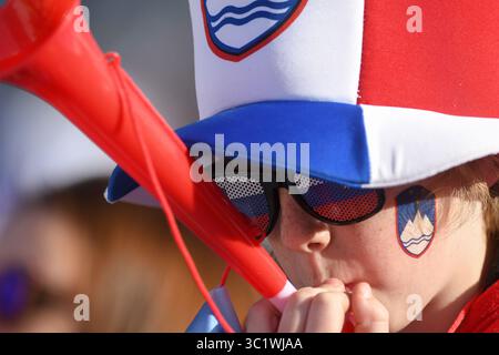 22 marzo 2019 - Planica, Slovenia - Uno spettatore ha visto applaudire durante la Coppa del mondo di salto con gli sci FIS Flying Hill, gara individuale a Planica. (Immagine di credito: © immagini Milos Vujinovic/SOPA tramite cavo ZUMA) Foto Stock