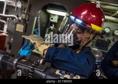 14 marzo 2019 - Plymouth, Inghilterra, Regno Unito - la Specialista culinaria Seaman Geanina Callaghan esegue il patching delle tubazioni durante un'esercitazione a bordo del cacciatorpediniere missilistico guidato classe Arleigh Burke USS Porter (DDG 78) a sostegno della Flag Officer Sea Training a Plymouth, Inghilterra, 14 marzo 2019. Porter, schierato in avanti a Rota, in Spagna, è sulla sua sesta pattuglia nell'area delle operazioni della 6th Fleet degli Stati Uniti a sostegno degli interessi di sicurezza nazionale degli Stati Uniti in Europa e Africa. (Immagine di credito: © U.S. Navy/ZUMA Wire/ZUMAPRESS.com) Foto Stock