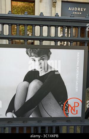 Audrey Hepburn, National Portrait Gallery, Charing Cross Road, Londra, Regno Unito - Ritratto di Audrey Hepburn, attrice, Foto Stock