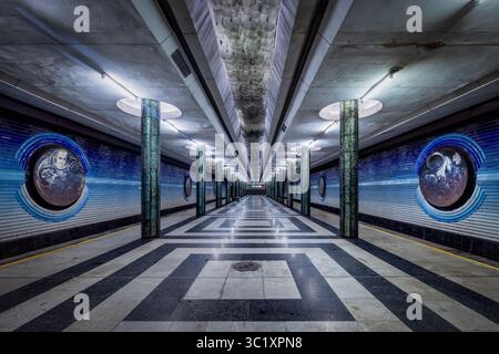 Tashkent, Uzbekistan - 5 aprile 2024: Vista della stazione della metropolitana di Alisher Navoi, un'impressionante mostra di architettura dell'epoca sovietica con i suoi intricati murales a mosaico e motivi geometrici del pavimento. Foto Stock