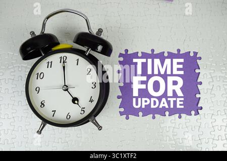 Ora aggiornamento testo con sveglia su sfondo viola Foto Stock