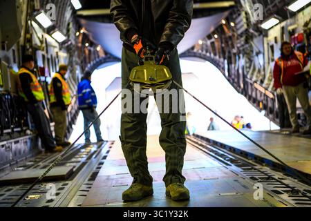 18 marzo 2019 - Colorado, Stati Uniti - Un master dell'aeronautica statunitense aiuta a caricare un satellite su un C-17 Globemaster III 19 marzo 2018, sulla Buckley Air Force base, CO. La Lockheed Martin, insieme all'Air National Guard e ai componenti per servizio attivo, caricò il carico da 70.000 kg, consegnando con successo il secondo veicolo spaziale GPS III alla Astrotech Space Operations di Titusville, in Florida, per iniziare l'elaborazione del lancio satellitare. (Immagine di credito: © U.S. Air Force/ZUMA Wire/ZUMAPRESS.com) Foto Stock