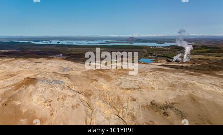Il vasto paesaggio geotermico mostra un terreno unico a Hverir Islanda, caratterizzato dal vapore che sale dalla terra. Foto Stock