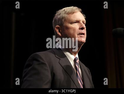 30 marzo 2019 - Storm Lake, IOWA, Stati Uniti - TOM VILSACK, ex governatore dell'Iowa e Segretario dell'Agricoltura, parla durante l'Heartland Forum, che si concentra sulle questioni dell'agricoltore familiare e dell'Iowa rurale presso la Schaller Memorial Chapel nel campus della Buena Vista University a Storm Lake, Iowa sabato 30 marzo 2019. (Immagine di credito: © Jerry Mennenga/ZUMA Wire) Foto Stock