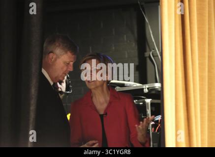 30 marzo 2019 - Storm Lake, IOWA, Stati Uniti d'America - TOM VILSACK, a sinistra, ex governatore e Segretario dell'Agricoltura dell'Iowa, e la Sen. ELIZABETH WARREN (D-ma) parlano insieme prima dell'inizio dell'Heartland Forum, che si concentra sulle questioni dell'agricoltore familiare e rurale dell'Iowa presso la Schaller Memorial Chapel nel campus della Buena Vista University a Storm Lake, Iowa sabato 30 marzo 2019. (Immagine di credito: © Jerry Mennenga/ZUMA Wire) Foto Stock