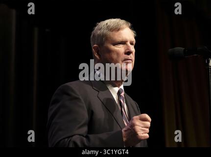 30 marzo 2019 - Storm Lake, IOWA, Stati Uniti - TOM VILSACK, ex governatore dell'Iowa e Segretario dell'Agricoltura, parla durante l'Heartland Forum, che si concentra sulle questioni dell'agricoltore familiare e dell'Iowa rurale presso la Schaller Memorial Chapel nel campus della Buena Vista University a Storm Lake, Iowa sabato 30 marzo 2019. (Immagine di credito: © Jerry Mennenga/ZUMA Wire) Foto Stock